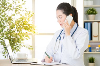 Doktor hastanın durumunu akıllı telefon ve bilgisayarla açıklıyor