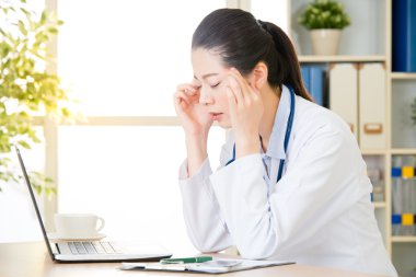 bilgisayar kullanarak hastanın durumu hakkında doktor endişe, healthcar
