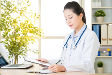 Doktor hastanın tıbbi vaka kontrol etmek için dijital tablet kullanma