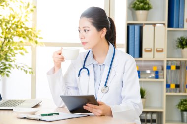 içki dijital tablet araştırma kullanarak kahve hastanın medi doktor