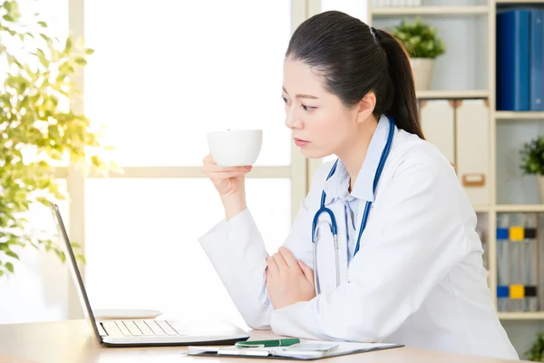 Medico bere caffè e utilizzando computer, assistenza sanitaria e medici — Foto Stock