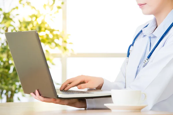 Arts met behulp van computer onderzoek van internet, gezondheidszorg en medic — Stockfoto