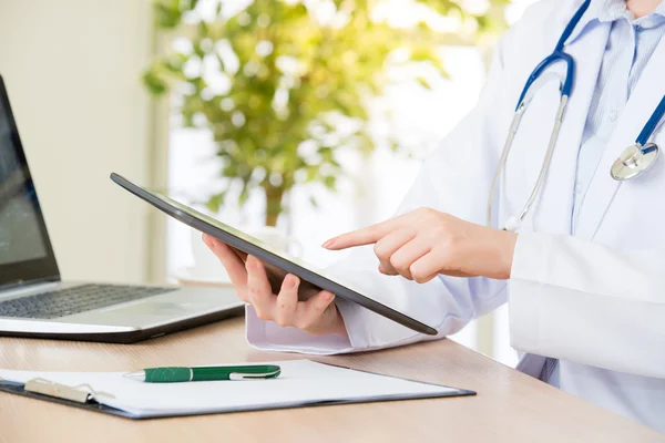 Medico che utilizza tablet digitale per caso medico del paziente di ricerca — Foto Stock