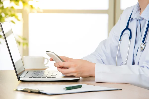 Medico utilizzando la ricerca di smart phone internet, assistenza sanitaria e medico — Foto Stock