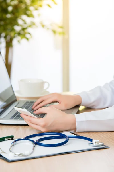 Läkare använder smart telefon forskning internet, sjukvård och medic — Stockfoto