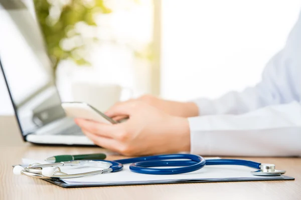 Dokter stethoscoop op Klembord, gezondheidszorg en geneeskunde concept — Stockfoto