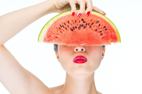 Moda donna modello con anguria con labbra rosse, smalto per unghie — Foto Stock