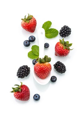 Beyaz kaşık, sağlıklı, blackberry, nane, taze çilek mavi