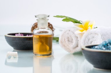 Spa konseptiyle yüzen çiçek, uçucu yağ ve sal