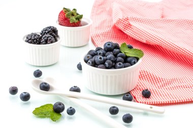 taze yaban mersini, böğürtlen, çilek yaprak kase, Pic