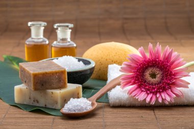 tuz, kaşık, kase, petrol, sünger, sağlık spa mat için yeşil yaprak üzerinde