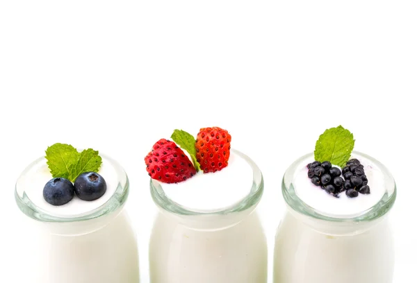 Desayuno saludable con yogur y bayas, dieta, frescura —  Fotos de Stock