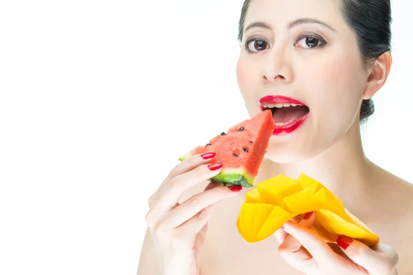 Moda donna mangiare frutta tropicale, mango, anguria, morso — Foto Stock