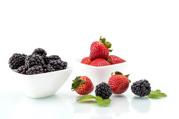 Verse aardbeien, Blackberry met blad, gezonde, natuurlijke — Stockfoto