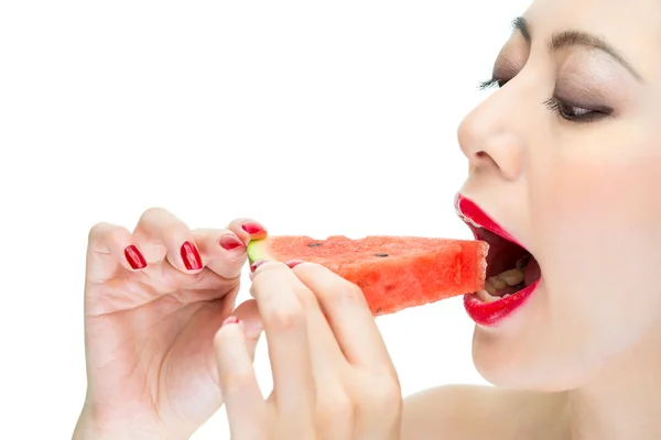 Seksi kadın zevk kırmızı dudaklar, ısırık ile karpuz yeme — Stok fotoğraf