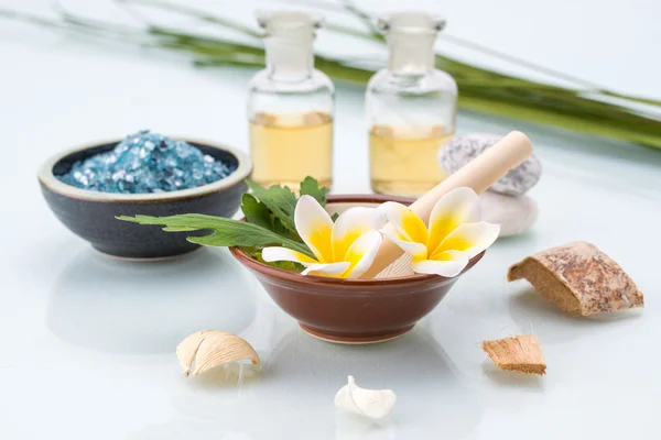 Spa concept with Mortar and Pestle, Flowers, leaf, essential oil — Stock Photo, Image