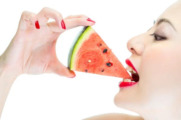 Сексуальная женщина любит есть арбуз с красными губами, укусить — стоковое фото