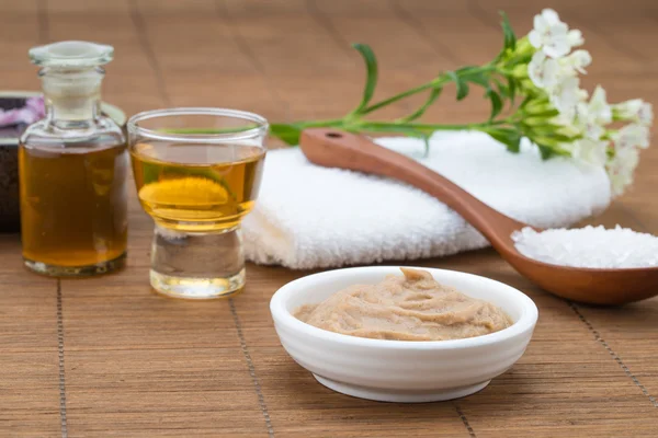 Mask white bowl, essential oil,  salt spoon and towel, flower ba — Stock Photo, Image