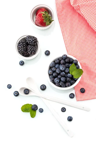 Blueberry segar, Blackberry, strawberry dengan daun dalam mangkuk, Pic — Stok Foto