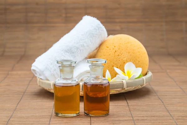 Baño de hidromasaje, sal, aceite esencial de esponja de toalla y flor para el spa que —  Fotos de Stock