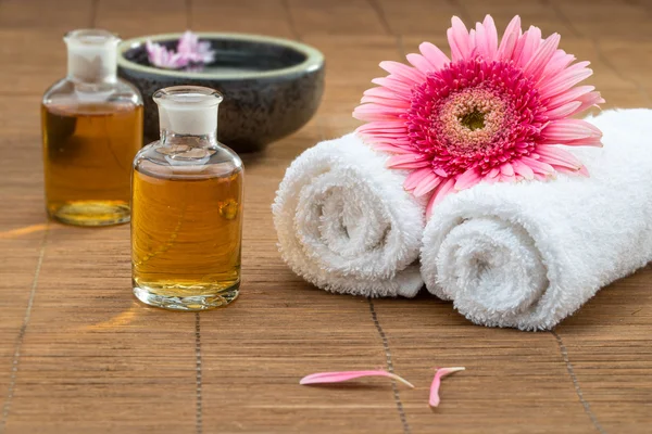Essential oil, flower on towel, flower float on water fore healt — Stock Photo, Image