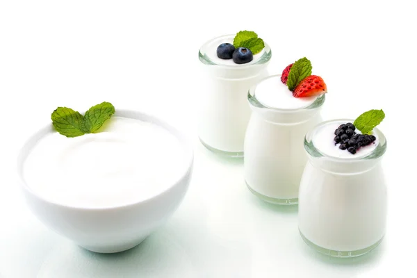 Healthy breakfast with yogurt and berry, dieting, freshness — Stock Photo, Image