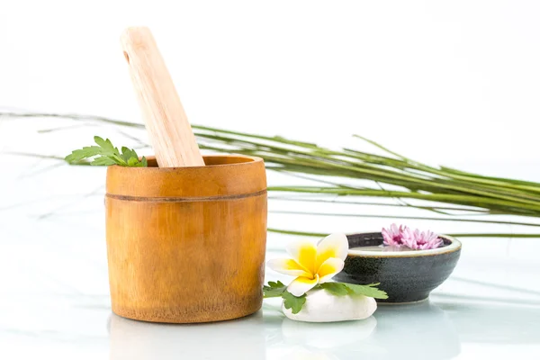 Wellness-Konzept mit handgemachten Kräutern, Blumen und Blättern — Stockfoto