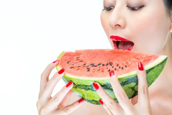 Kadın moda zevk kırmızı dudaklar, tırnak cilası ile karpuz yeme — Stok fotoğraf