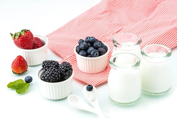 Healthy breakfast with yogurt and berry, dieting, Picnic — Stock Photo, Image