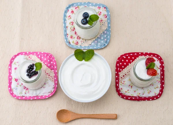 Desayuno saludable con yogur y bayas, dieta, estilo rústico —  Fotos de Stock
