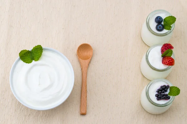 Healthy breakfast with yogurt and berry, dieting, placemat — Stock Photo, Image