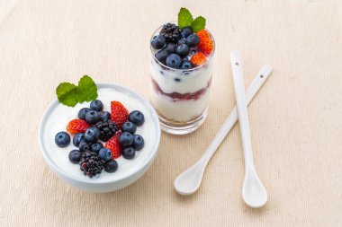 ev yapımı yoğurt, berry ve yulaf ezmesi ile sağlıklı bir kahvaltı