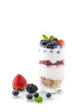 ev yapımı yoğurt, berry ve yulaf ezmesi ile sağlıklı bir kahvaltı