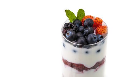 ev yapımı yoğurt, berry ve yulaf ezmesi ile sağlıklı bir kahvaltı