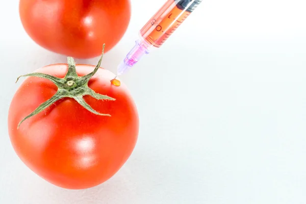 Genetische Veränderung rote Tomatenlaborgläser auf weiß — Stockfoto