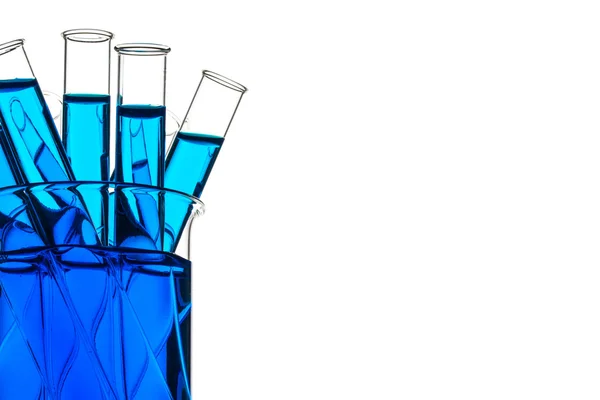 Пробірки синій рідини, Посуд лабораторний — стокове фото