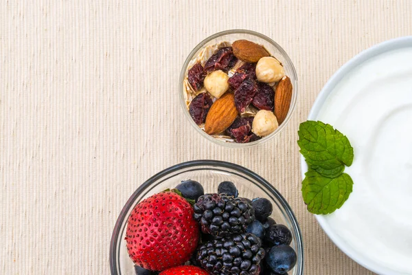 Healthy breakfast with yogurt, berry and nuts, dieting — Stock Photo, Image