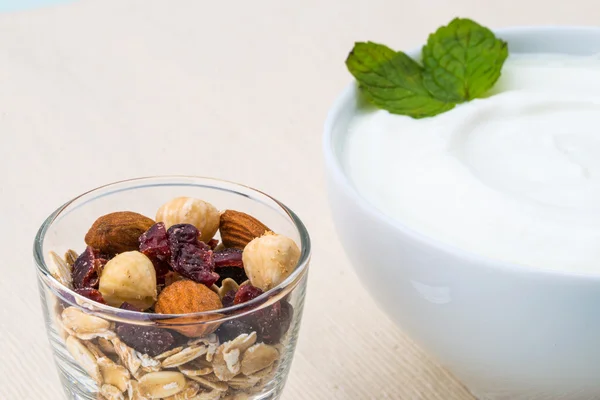 Healthy breakfast with yogurt and nuts, dieting, granola — Stock Photo, Image