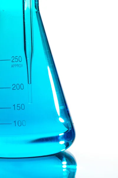 Vědecký výzkum sklo pipetou pokles, reflexní bílá bac — Stock fotografie