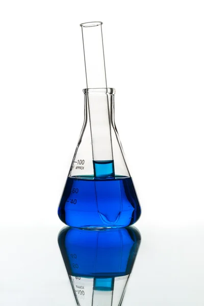 Испытательные трубки синие жидкие, лабораторные стеклопакеты — стоковое фото