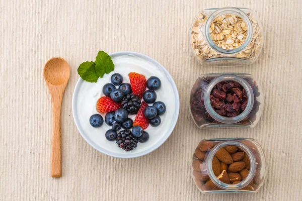 Healthy breakfast with yogurt, berry and nuts, dieting — Stock Photo, Image