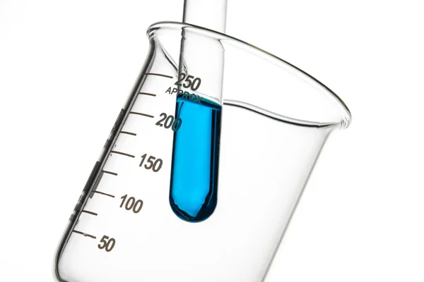 Tubos de ensayo líquido azul, cristalería de laboratorio — Foto de Stock