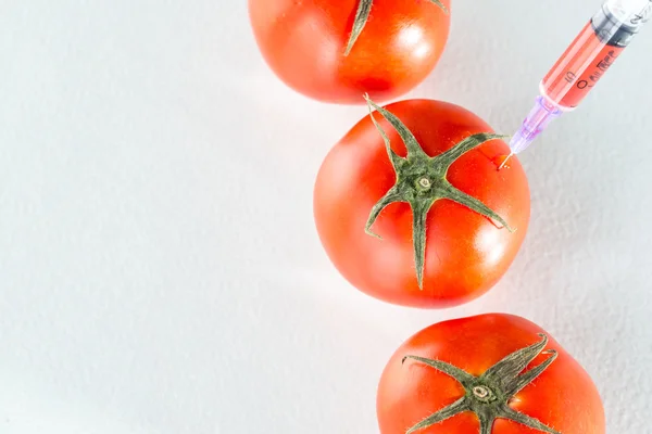 Modificação genética copos de laboratório de tomate vermelho em branco — Fotografia de Stock