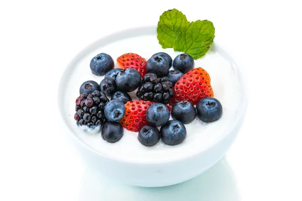 Healthy breakfast with yogurt and berry, dieting, freshness, Min — Stock Photo, Image