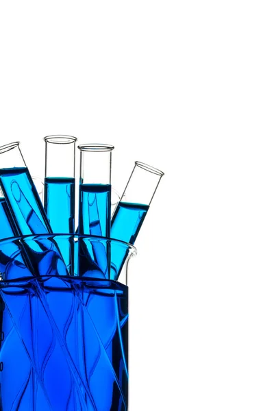 Tubos de ensayo líquido azul, cristalería de laboratorio — Foto de Stock