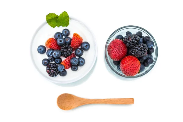 Healthy breakfast with yogurt and berry, dieting, freshness, Min — Stock Photo, Image