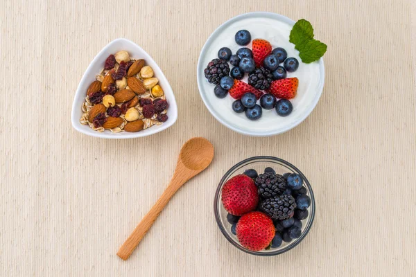 Desayuno saludable con yogur, bayas y nueces, dieta —  Fotos de Stock