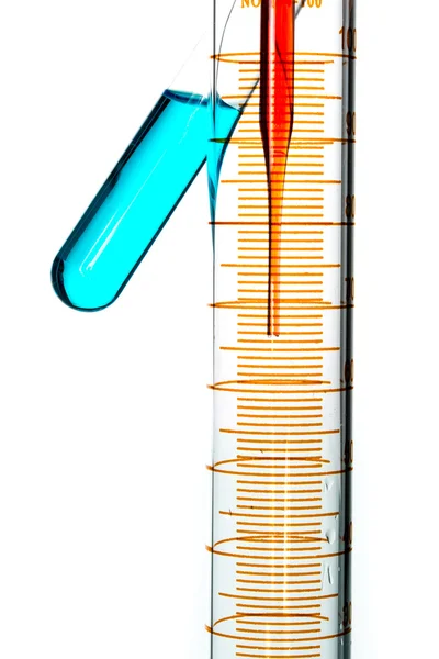 Wetenschappelijk onderzoek glaswerk Pipetteer daling, reflecterende witte bac — Stockfoto