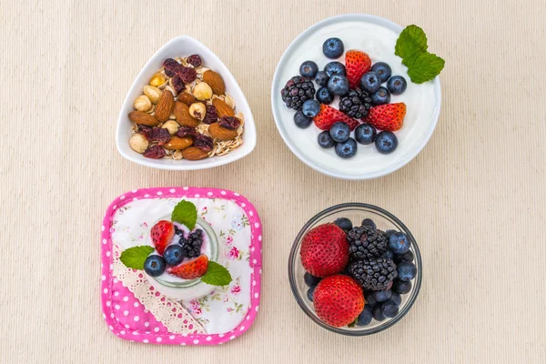 Healthy breakfast with yogurt, berry and nuts, dieting — Stock Photo, Image