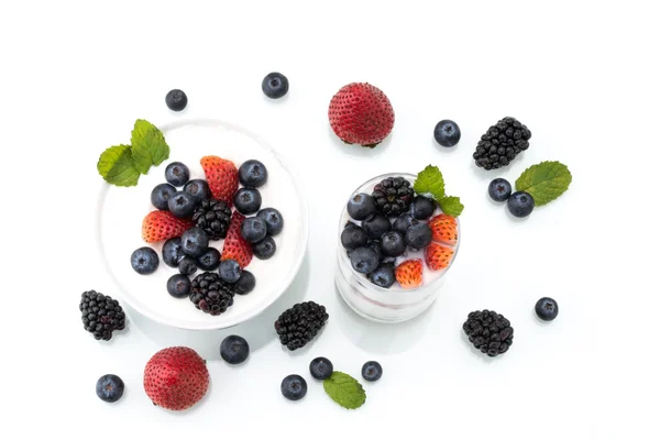 Desayuno saludable casero con yogur, bayas y avena — Foto de Stock